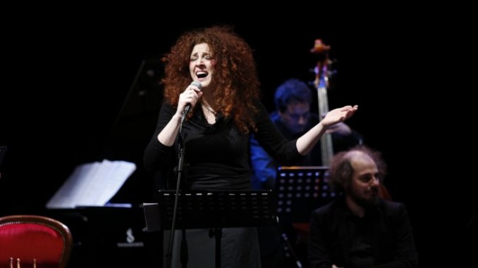 Fertile, il debutto di Elisa Tonelli è un inno alla vita