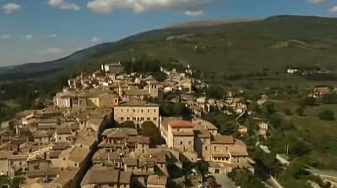 Spello, via Rapecchiano, a metà dell’opera la nuova fognatura