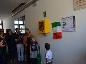 In ricordo di Andrea Angellucci, la sua famiglia dona defibrillatore alla comunità di Spello