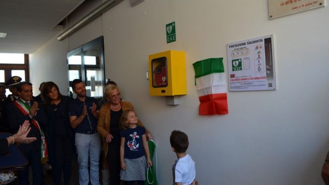 In ricordo di Andrea Angellucci, la sua famiglia dona defibrillatore alla comunità di Spello