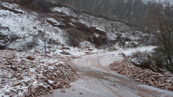 SP 249 Spello Assisi, incuria e frane hanno aggravato il manto stradale