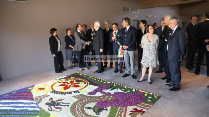 Sergio Mattarella a Spello ha visitato i mosaici della Villa Romana, dentro una speciale infiorata