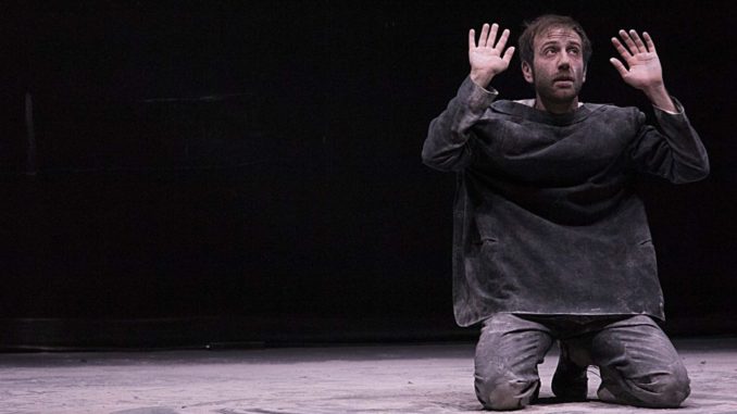 Daniele Aureli in "Teoria del cracker", venerdì al Teatro Subasio Spello