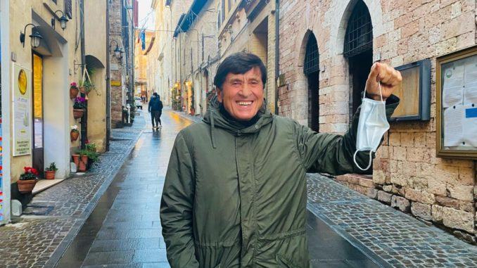 Una passeggiata a Spello, Gianni Morandi fotografato da Anna Una passeggiata a Spello, Gianni Morandi fotografato da Anna
