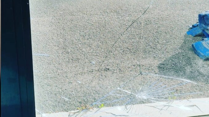 Vandali stupidi e un vetro rotto nel palazzetto dello sport di Cannara