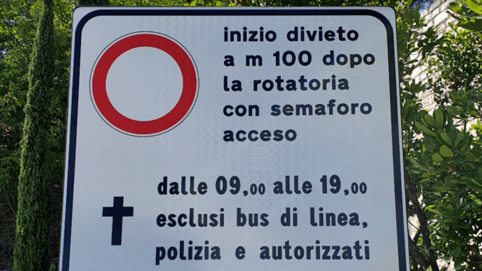 Spello, cambiati di nuovo gli orari di accesso al centro storico, blocca l'accesso ai residenti del centro storico dalle 13.10 alle 13.40.