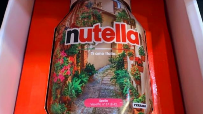 Un vicolo fiorito di Spello raffigurato 42 vasetti Nutella Ti Amo Italia