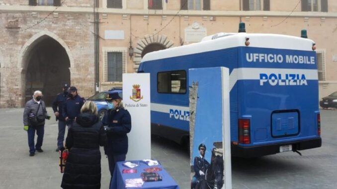 Violenza di genere Spello camper rosa Polizia di stato Violenza di genere Spello camper rosa Polizia di stato