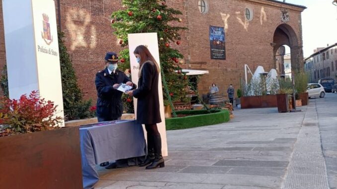 Questo non è amore 2022, a Spello il front desk con il camper della Polizia