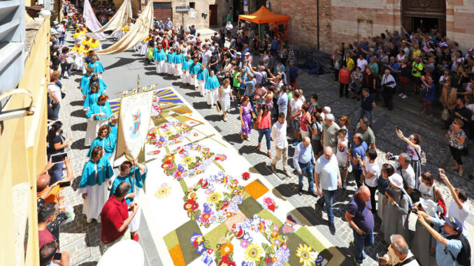 Spello pronta per Infiorate, attivata prenotazione online parcheggi