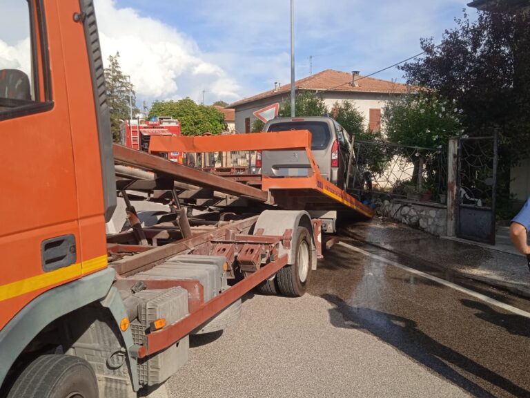 Spettacolare incidente a Spello, auto finisce contro abitazione privata