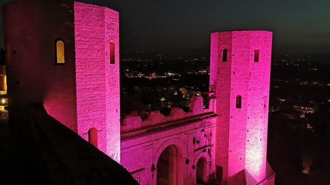 Le Torri di Properzio illuminate di rosa per la lotta contro i tumori