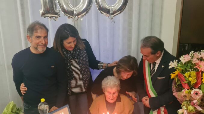 La signora Gina Antonini festeggia il centesimo compleanno