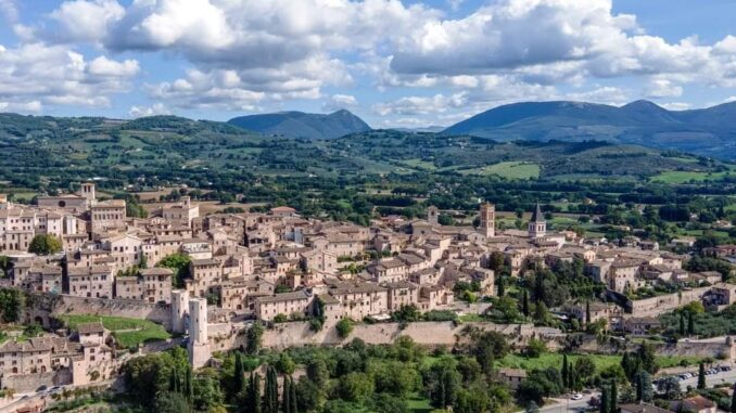 Spello in Rosa per il Giro d'Italia: Celebrazione Sport e Tradizione