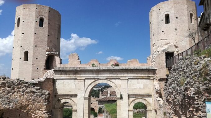 Spello: Viaggio tra Storia e Meraviglie Umbria Romana e Medievale