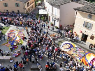 Infiorate di Spello: nella domenica del Corpus Domini quadri completati all’alba