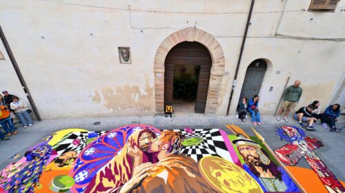 San Felice vince l'Infiorata di Spello 2024 con "Il Bacio di Giuda"
