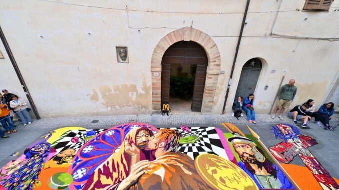 San Felice vince l'Infiorata di Spello 2024 con "Il Bacio di Giuda"
