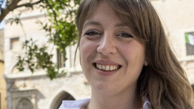 Elisa Capodicasa denuncia offese e minacce sui social Elisa Capodicasa denuncia offese e minacce sui social