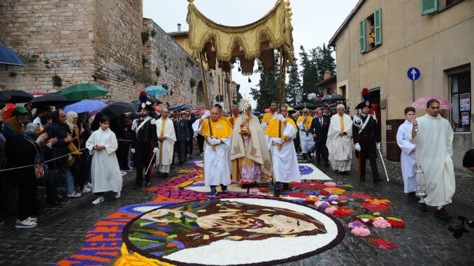 Spello si prepara alla magia della Notte dei Fiori