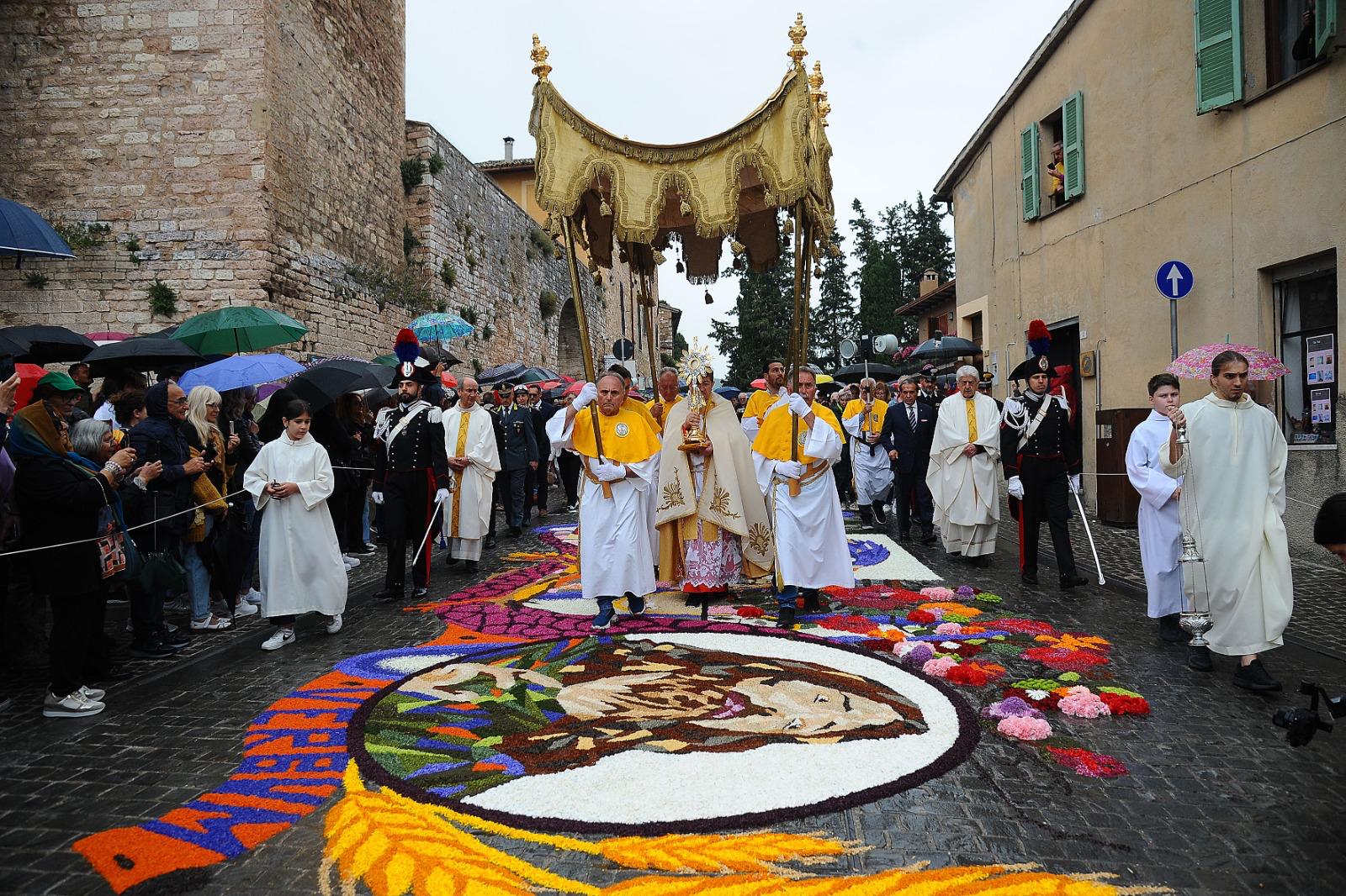 Spello si prepara alla magia della Notte dei Fiori