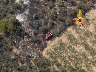 Incendio a Capitan Loreto, fiamme lambiscono il bosco