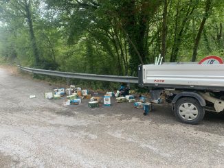 Rifiuti abbandonati a via Chiona a Spello,nuovo caso di inciviltà