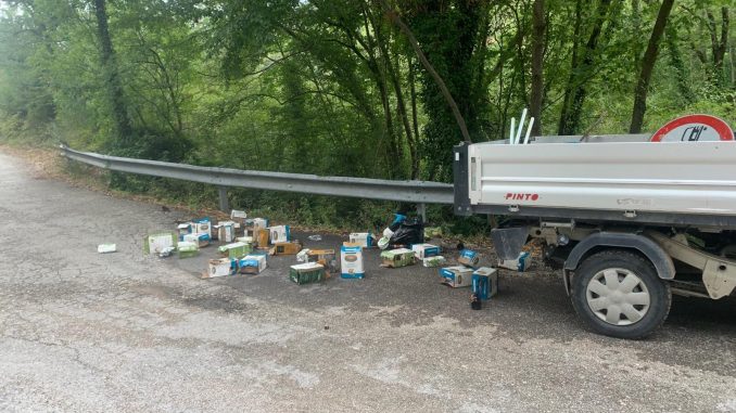 Rifiuti abbandonati a via Chiona a Spello,nuovo caso di inciviltà