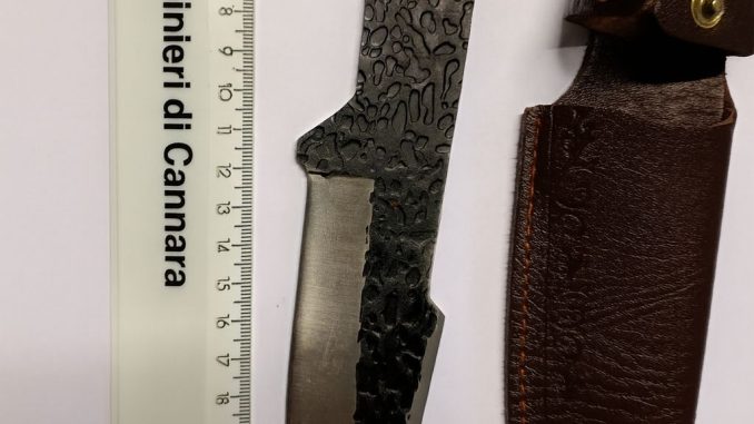 Rifiuta test droga, trovato con hashish e coltello